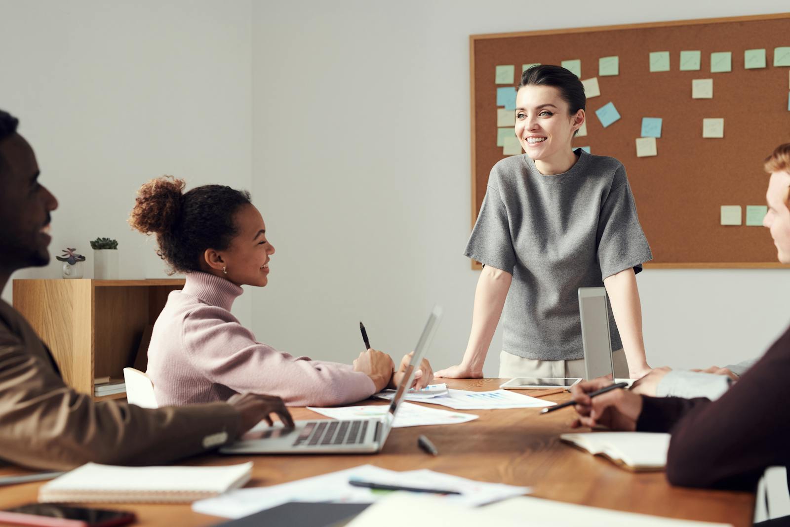 Remote support team i møde