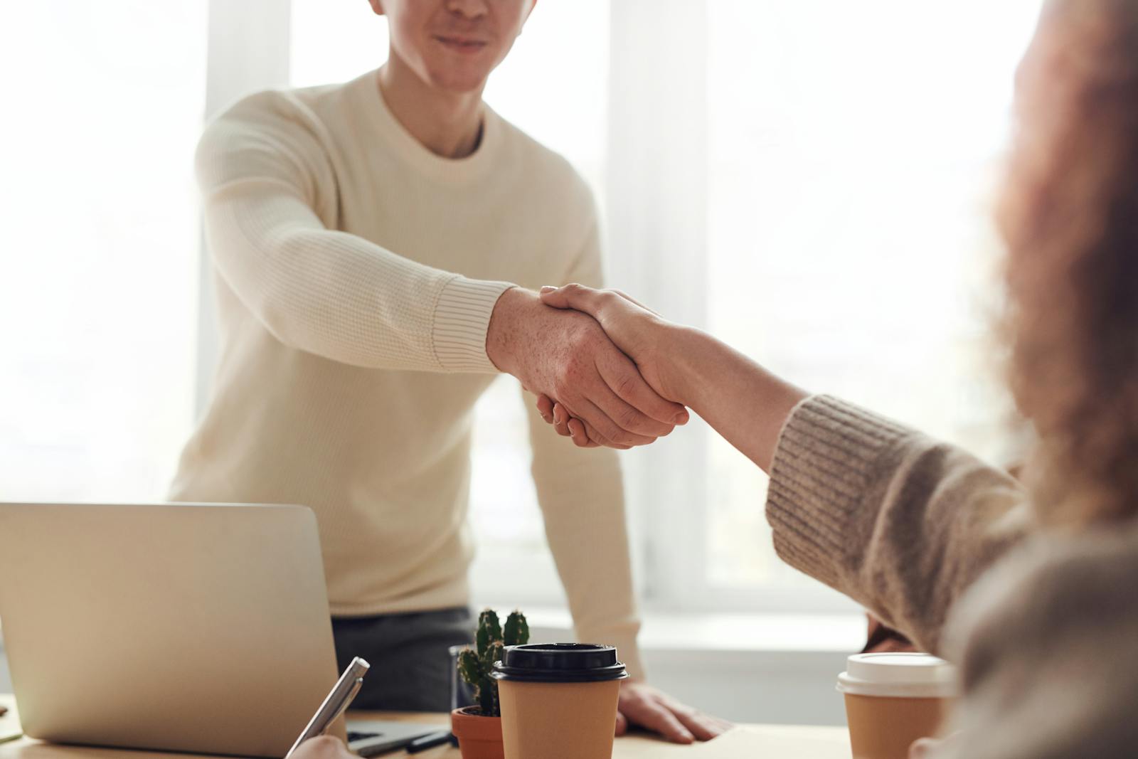 Team arbejder med Admind ERP-system sammen